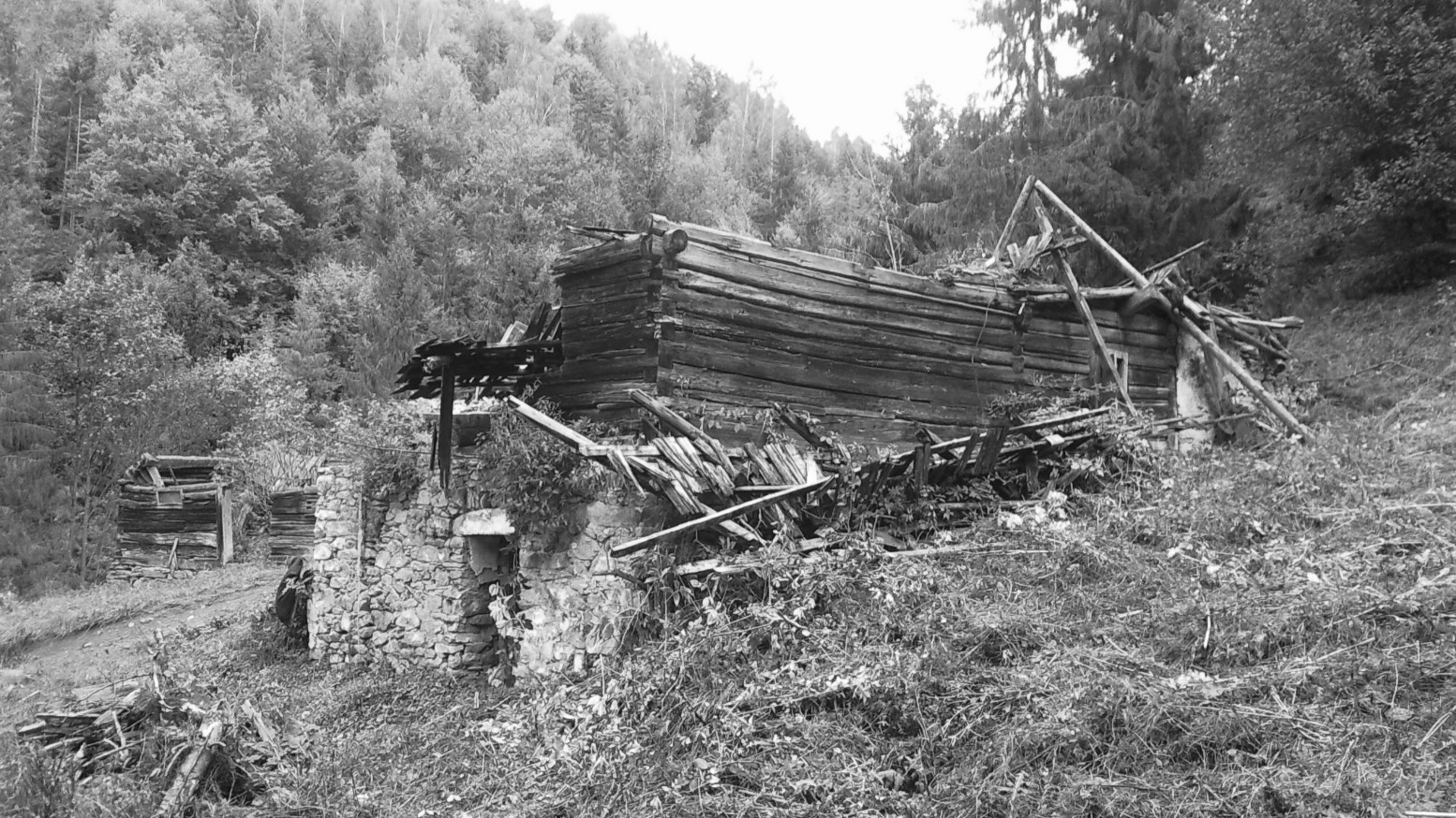 Historická čiernobiela fotografia drevenice na lazoch